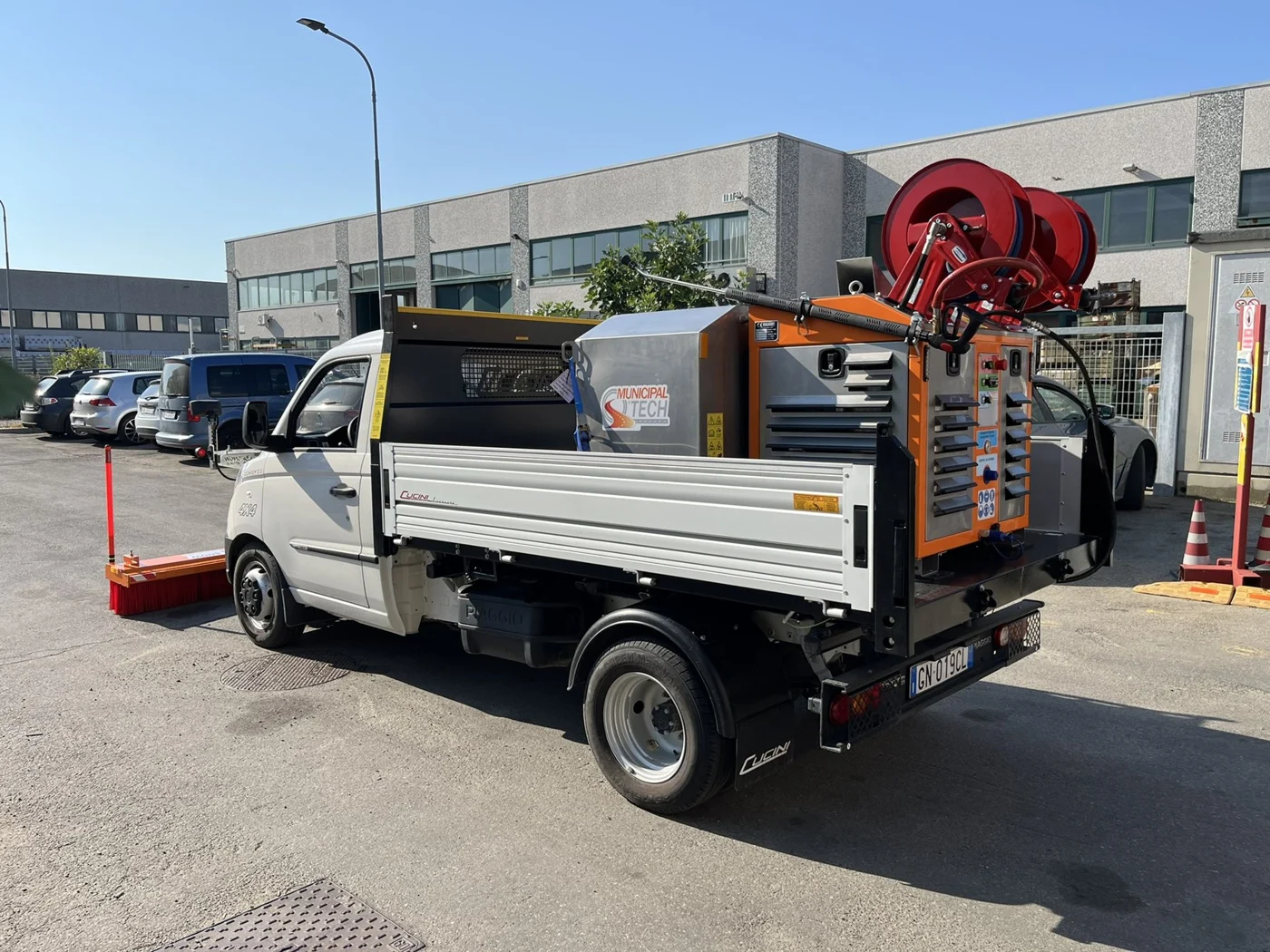 MIP HP 500 with front spray bar and brush